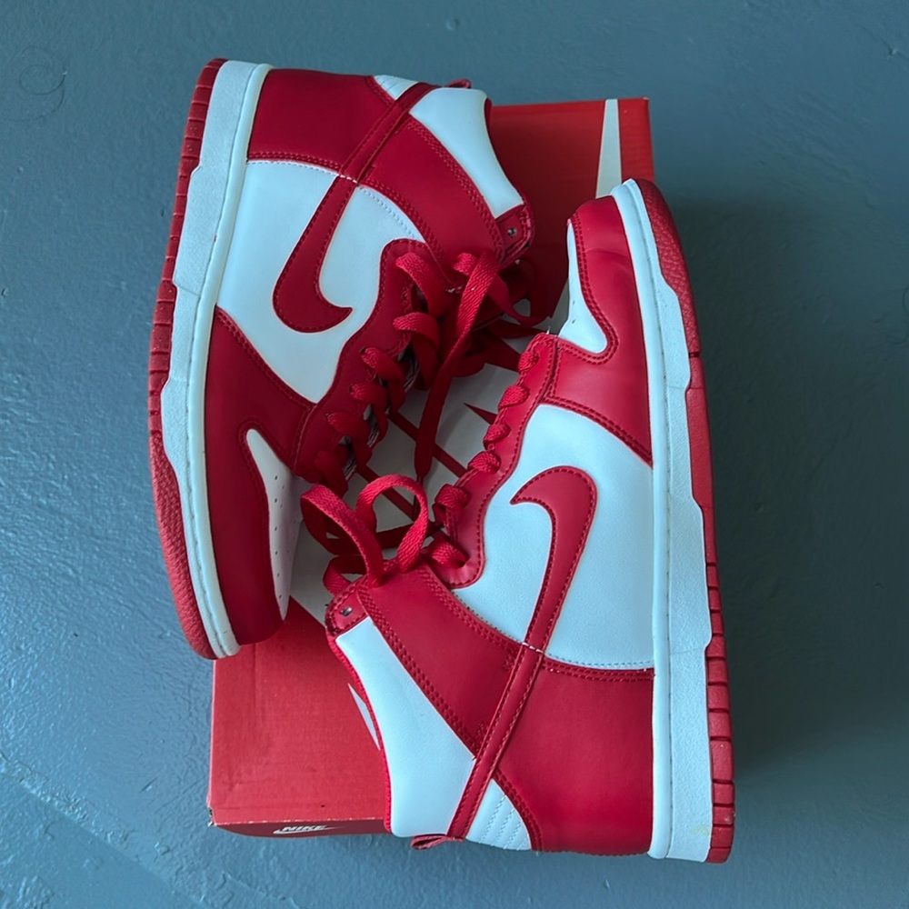NIKE DUNK HIGH GS
WHITE/UNIVERSITY RED